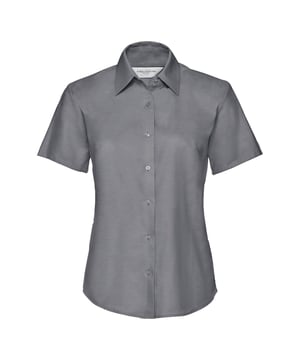 70% Baumwolle, 30% Polyester. Gewebe: Oxford-Stoff. Design: Unifarben. Abnäher an Rücken, Brustabnäher. Passform: Maßgeschneidert. GSM (Gramm pro Quadratmeter): 130. Nachhaltigkeit: Amfori-Freigabe, Better Cotton Initiative, BSCI, Verein für faire Arbeit, Oeko-Tex Standard 100 zertifiziert, WRAP Zertifikat. Geknöpft, Klassisch. Saum: Geschwungener Saum. Geeignet für: Dekoration. Kurzärmlig.