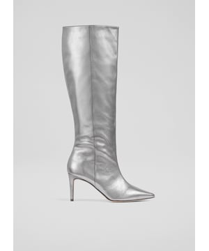 The Astrid knee boots are designed for both smart and casual occasions. In stunning pewter metallic leather, these Italian-made boots feature a pointed toe and stiletto heel with a painted trim. Perfect with tailored trousers or a sleek dress, they're the ultimate statement piece for any wardrobe.