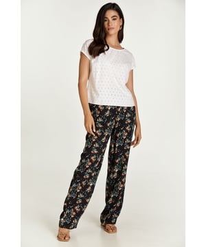 Deze zwarte gebloemde broek met wijde pijpen is gemaakt van geweven viscose. Er zijn binnenzakken links en rechts. De broek heeft een 4 cm brede tailleband die elastisch is en er is een trekkoord in dezelfde stof. Aan de uiteinden zitten metalen stoppers. De maten voor maat 36/S (in cm) zijn: Taille-32, Heupen-47, Lichaamslengte-108/83.