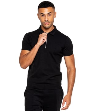 Das Enzo Milano Poloshirt besticht durch ein anspruchsvolles Kragendesign mit einem Viertelreißverschluss, das eine moderne Wendung eines klassischen Stils bietet. Die kurzen Ärmel und der sorgfältig genähte Saum tragen zu einem polierten, raffinierten Erscheinungsbild bei, das sich sowohl für legere als auch semi-formelle Anlässe eignet. Hergestellt aus hochwertigem Stretchstoff, gewährleistet dieses Poloshirt außergewöhnlichen Komfort und Bewegungsfreiheit, was es zur idealen Wahl für den ganzen Tag macht.