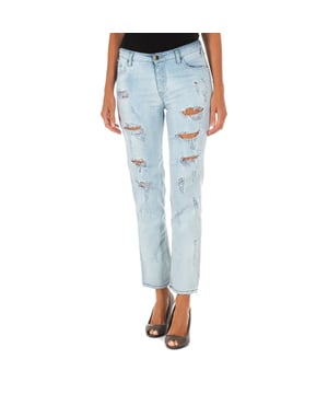 Long denim pants.
 Zipper and button closure on the front.
 Waist with belt loops.
 Two open pockets and a mini pocket on the front.
 Two open pockets on the back.
 Application of laminated label and brand name, on the side of the waistband, on the back.
 Straight hem cut.
 Seams seen in tone.
 Composition: 98% Cotton, 2% Elastane
 Care:
- Wash maximum at 40ºC.
 - Iron at medium temperature, max. 110ºC.
 - Allows you to use a dryer.
 - Do not use bleach.
 - Does not support dry cleaning.