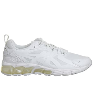 Presentamos las Zapatillas Asics Gel-Quantum 180 para Hombre en Blanco: una fusión perfecta de estilo y rendimiento para el atleta moderno. Estas zapatillas están meticulosamente diseñadas para elevar tus esfuerzos atléticos mientras te mantienen a la moda con su estética blanca y limpia. Aquí tienes un vistazo más cercano a sus características clave:

Tecnología de Amortiguación Gel: El Gel-Quantum 180 incorpora la reconocida tecnología de amortiguación Gel de Asics en las áreas del antepié y el retropié. Esta tecnología absorbe los impactos, proporcionando una excelente amortiguación y comodidad durante actividades de alto impacto, como correr o el entrenamiento cruzado.

Parte Superior de Malla Transpirable: La parte superior está construida con un material de malla transpirable y ligero. Promueve el flujo de aire, manteniendo tus pies frescos y cómodos incluso durante entrenamientos intensos.

Construcción Sin Costuras: La construcción sin costuras de estas zapatillas reduce el riesgo de irritación y fricción, asegurando un ajuste suave y cómodo que minimiza la posibilidad de ampollas y malestar durante el uso prolongado.

Soporte Dinámico Duomax: Estas zapatillas cuentan con soporte Dinámico Duomax, proporcionando estabilidad y reduciendo el riesgo de pronación excesiva, lo que las hace adecuadas para una amplia gama de actividades atléticas.

Tecnología Trusstic System: La tecnología Trusstic System integrada en la entresuela mejora la integridad estructural, ayudando a mantener la durabilidad general del zapato y evitando que se tuerza durante los movimientos.

Suela de Alta Tracción: La suela está diseñada con un compuesto de goma de alta tracción, ofreciendo un agarre excepcional y asegurando una pisada segura en una variedad de superficies, ya sea en la pista, en el gimnasio o simplemente en movimiento.