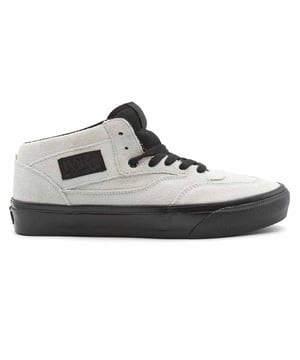Als het gaat om skateboardende sneakerhelden, staat Vans bovenaan. Deze beige met zwarte Half Cab sneakers hebben een verstevigde en comfortabele enkellange pasvorm en een gumrubberen zool voor tractie op en naast het board.

De Half Cab Pro, een historische skatestijl die is geüpgraded voor verbeterde prestaties, heeft een stevig bovenwerk van suède en canvas, single-wrap foxing tape, UltraCush HD zooltjes om de voet dicht bij het board te houden en tegelijkertijd de hoogste mate van schokdemping te bieden, en Vans originele wafelzolen van rubber die grip en ondersteuning bieden. De Half Cab Pro heeft ook DURACAP verstevigde rubberen onderlagen op plaatsen waar veel slijtage optreedt, voor ongeëvenaarde duurzaamheid, en Pro Vulc Lite constructie voor het beste boardgevoel, flex en tractie.
