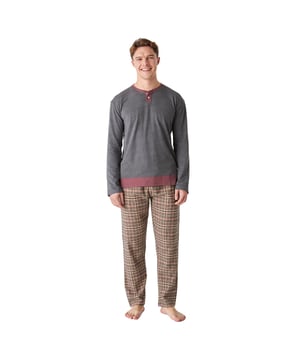 Eleva tu confort nocturno con nuestra pijama de algodón para caballero, diseñada para brindarte una experiencia de descanso inigualable.

La camiseta cuenta con mangas largas que ofrecen calidez y comodidad, ideales para las noches frescas. Además, cuenta con un cuello redondo con un cierre medio de botones. 

El pantalón incluye prácticos bolsillos laterales, perfectos para llevar pequeños objetos, y una cintura elástica regulable con cordón que asegura un ajuste personalizado y cómodo.

Confeccionada en suave algodón, esta pijama combina funcionalidad y estilo, convirtiéndola en la opción perfecta para tus momentos de relax en casa. 

Disfruta de una noche de descanso reparador y despierta renovado cada mañana. ¡Haz de tu rutina nocturna un verdadero placer!
 Composición: Camiseta: 60% Algodón, 40% Poliéster; Pantalón: 100% Algodón
 Cuidados:
- Lavar en máquina máx 30ºC.
- Centrifugado corto.
- No usar secadora.
- Planchar máx 110ºC.