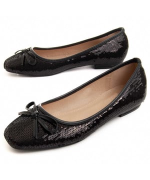 Ballerina voor dames. Comfortabele pasvorm. Gevoerde inlegzool. Antislip zool. Versterkte stiksel. Gefabriceerd door andere merken voor ons merk.