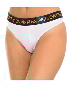 Calvin Klein thong.
 Color Pale pink
 Elastic waistband, with the brand name consecutively embroidered.
 Inner lining.
 Withouth stitches.

 Composition:
 - 92% Cotton- 8% Elastane.

 Washing instructions:
 - Wash maximum at 30ºC.
 - Iron at medium temperature, max. 110 ° C.
 - Does not allow to use tumble dryer.
 - Do not use bleach.
 - It does not support dry cleaning.