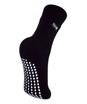 Wenn Sie auf der Suche nach einer Hausschuhsocke sind, die die Füße Ihrer Kleinen schön warm hält, sind Sie bei den THMO Kids Thermal Slipper Socks genau richtig. Das perfekte Paar, um sie beim Spielen im Haus warm zu halten. Diese Socken haben ein dehnbares Komfortoberteil, das sich an das Bein anschmiegt, um Einschnürungen und Enge zu vermeiden, was eine regelmäßige Zirkulation ermöglicht. Die Socken bieten nicht nur ganztägigen Komfort, sondern auch ein gepolstertes Fußbett, das die Füße zusätzlich stützt. Sie sind auf der Innenseite doppelt gebürstet, um die Wärme zu maximieren, indem sie die warme Luft einschließen und sie nahe an den Füßen und Beinen halten. Diese Innenbürstung macht die Socke außerdem weicher und sorgt dafür, dass die Füße länger warm bleiben. Die Anti-Rutsch-Gripper wurden entwickelt, um ein Ausrutschen auf Oberflächen wie harten Holzböden oder Küchenfliesen zu verhindern. Das gepunktete Design auf dem Fuß der Socke ist einfach, aber wirkungsvoll. Perfekt, wenn sie im Haus spielen. Diese Thermosocken für Kinder sind in 4 Farben erhältlich: Schwarz, Marineblau, Fuchsia und Lila. Außerdem gibt es sie in 3 verschiedenen Kindergrößen: 9-12 UK, 12-3 UK und 4-5,5 UK. Das THMO-Abzeichen ist auch auf die Seite der Socken aufgedruckt. Diese Socken sind in 4 verschiedenen Farben erhältlich und bestehen aus 93% Acryl, 6% Polyamid und 1% Elastan. Sie sind in 3 Kindergrößen erhältlich: 9-12 UK (27-30 EUR, 10-1 US), 12-3 UK (30-36 EUR, 13-4 US) und 4-5.5 UK (37-38.5 EUR, 5-6.5 US). Sie sind maschinenwaschbar bei 40.