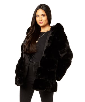 Deze keer is een gilet essentieel en we houden van deze stijl. Met een bontjas met een horizontale snit en capuchonstijl, combineer het met jeans en een T-shirt voor een look waar we van houden dit seizoen.