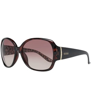 Las gafas de sol Guess Oval Womens Dark Havana Brown Gradient GF0284 son una montura moderna y versátil diseñada para ofrecer comodidad y complementar una amplia gama de formas de cara. Disponibles en colores cautivadores, las GF0284 irradian confianza con su diseño atrevido pero refinado. Con lentes que ofrecen una magnífica protección UV para una mayor claridad con cualquier iluminación, estas gafas de sol son perfectas para escapadas soleadas o aventuras urbanas. Adornadas con el icónico logotipo de Guess en las patillas, personifican el gusto impecable y la sensibilidad de la alta costura, elevando sin esfuerzo tu estilo con un toque de refinada elegancia.