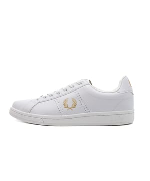 Kleur: Wit WIT/M GOUD Bovenwerk: Leer Binnenkant: Stof Zool: Rubber Sluiting: Veters Details Fred Perry-logo op de hiel en op de tong Pasvorm: Normaal Gelegenheid: Vrije tijd