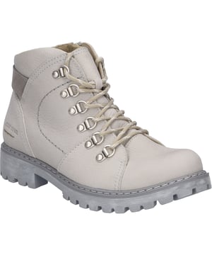Entdecke die perfekte Verbindung von traditioneller Handwerkskunst und modernem Komfort mit der Stiefelette Marta 18 von JOSEF SEIBEL. Dieses Modell, speziell für Damen entworfen, präsentiert sich in einem ansprechenden Hellgrau, das jeden Look aufwertet. Gefertigt aus hochwertigem Nubukleder, das von Rindern stammt, verspricht Marta 18 Langlebigkeit und eine geschmeidige Textur, die sich bei jedem Schritt an den Fuß schmiegt. Die graue Sohle aus PU (Polyurethan) bietet nicht nur eine exzellente Dämpfung, sondern ist auch erstaunlich leicht, was den Tragekomfort erhöht. Für kalte Tage ist der Schuh warm gefüttert, was zusammen mit dem wechselbaren Textilfußbett für ein angenehm warmes und weiches Gefühl sorgt, sodass auch eigene orthopädische Einlagen problemlos verwendet werden können. Die Schnürung ermöglicht eine individuelle Anpassung für optimalen Halt. Mit einem dezenten Blockabsatz von 3,5 cm Höhe kombiniert Marta 18 Eleganz mit Bequemlichkeit. Egal ob für einen Spaziergang im Freien oder für lässige Streetwear-Looks in der Freizeit, diese Stiefelette ist ein vielseitiger Begleiter. Die Herstellung nach der AGO-Methode, eine moderne Fertigungstechnik, bei der das Oberleder direkt mit der Innensohle und dann die Laufsohle aufgeklebt wird, steht für eine leichte und formbeständige Konstruktion. Dieser Ansatz unterstreicht die Philosophie von JOSEF SEIBEL, die auf nachhaltige Produktion und die Vermeidung von Fast Fashion setzt. Marta 18 ist somit mehr als nur ein Schuh – es ist eine Investition in Qualität und Komfort, die jeden Schritt bereichert.