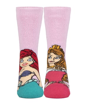 Si buscas un regalo que sea a la vez práctico y divertido, ¡no busques más que estos calcetines para niñas Disney Princess Heat Holders! No sólo son perfectos para mantener calentitas a tus princesitas durante los meses más fríos, sino que además presentan un diseño con licencia de Princesas Disney con dos personajes por par. Estos calcetines son suaves y gruesos, con un forro Heatweaver que les ayuda a retener el calor y mantener los pies calientes durante todo el día. Tendrán mucho donde elegir ya que vienen con 2 Personajes Disney por par que incluyen: Ariel y la Bella Durmiente, Bella y Cenicienta y Elsa y Anna de Frozen. Gruesos y gruesos, con una enorme clasificación de 2,34 tog, ¡son 7 veces más calentitos que los calcetines básicos de algodón (0,33 tog)! Esto se debe a que se han fabricado con un hilo térmico especialmente desarrollado para proporcionar un aislamiento de alto rendimiento contra el frío. Además de esto, los Heat Holders Loops producen una pila única de amortiguación que retiene aún más aire caliente, estos calcetines extremos tienen un proceso de cepillado experto, haciendo que el interior no sólo sea sensacionalmente suave, sino que también ayuda a maximizar la cantidad de aire caliente retenido dentro de cada calcetín para un calor total y comodidad durante todo el día. Estos calcetines vienen en 1 par por paquete con 2 caracteres por par y están hechos de: 91% Acrílico, 5% Nylon, 3% Poliéster, 1% Elastano. Están disponibles en 2 tallas para niños: 9-12 UK (27-30 EUR, 10-1 US) & 12.5-3.5 UK (30-36 EUR, 13-4 US) y son lavables a máquina.