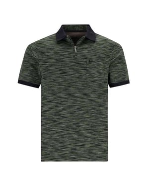 Erleben Sie das stilvolle Hajo Poloshirt für Herren, das Eleganz und Komfort in perfekter Harmonie vereint. Dieses Poloshirt besticht durch seinen modernen Melange-Look, der ihm eine besondere Tiefe und Textur verleiht. Mit dem klassischen Troyerverschluss und dem Polokragen setzen Sie modische Akzente, die Ihren Look aufwerten.  Der kleine Logostick und die praktische Brusttasche fügen dezente, aber raffinierte Details hinzu, die das Shirt zu etwas Besonderem machen. Die kontrastfarbigen Ärmelsäume und der Kragen setzen spannende Akzente und sorgen für ein stimmiges Gesamtbild.  Die Regular Fit Passform bietet Ihnen den ganzen Tag über höchsten Tragekomfort und Bewegungsfreiheit. Hergestellt aus hochwertigen Materialien, garantiert dieses Poloshirt Langlebigkeit und ein angenehmes Tragegefühl.  Ideal für jede Gelegenheit, lässt sich dieses Poloshirt vielseitig kombinieren - ob zu Jeans für einen lässigen Freizeit-Look oder zu Chinos für einen eleganteren Stil. Die sorgfältige Verarbeitung und die Liebe zum Detail machen es zu einem unverzichtbaren Bestandteil jeder Herrengarderobe.  Erleben Sie Mode, die nicht nur gut aussieht, sondern sich auch gut anfühlt. Mit dem Hajo Poloshirt im Melange-Look sind Sie stets stilvoll und komfortabel gekleidet. Ein Must-Have für jeden modebewussten Mann, der Wert auf Qualität und Design legt.