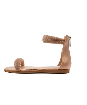Kleur: Rose Gold Specificaties: Platte sandalen met gewatteerde voorkant en enkelband bedekt met strass steentjes. Achterrits gesloten hiel. Comfortabel en veelzijdig, zonder aan elegantie in te boeten. Bovenwerk: synthetisch materiaal Vetersluiting: ritssluiting Zooltype: antislip rubberen zool