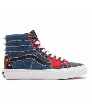 El SK8-HI se introdujo en 1978 como Style 38, y exhibió las furgonetas ahora icónicas Sidestripe en una nueva e innovadora silueta alta. Como solo el segundo modelo con el marcador reconocible anteriormente conocido como "Jazz Stripe", el SK8-Hi trajo un aspecto completamente nuevo a la familia Vans.

Construyendo en esa primera parte superior legendaria, el tartán Daze Sk8-Hi presenta cuero mixto, mezclilla y superior textil teñida de ácido. Este zapato de cordón también incluye costuras de contraste, detalles de pernos, collares acolchados de apoyo y subsolas de goma de goma.