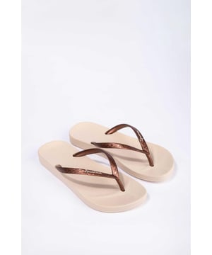 The classic Ipanema flip flop is a great basic for the summer. The anatomic footbed provides extra support and comfort to the foot with the solid base layer. The simple block colour of the flip flop, with the contrasting white Ipanema logo, is a must have in your wardrobe this season.