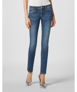 Stretch-Jeans mit Steinwaschung aus Verwaschenem Denim, 5-Pocket-Jeggings. Einzelner Metallknopfverschluss. Das Markenlabel ist auf der Rückseite des Bundes aufgenäht. Unten: 28 cm. Passform: Slim.