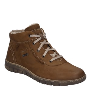 Eintauchen in die Welt des Tragekomforts mit der Stiefelette Steffi 53 von JOSEF SEIBEL in der einzigartigen Farbe cognac-kombi, ein wahrer Blickfang für jede Dame, die Wert auf Qualität und Nachhaltigkeit legt. Gefertigt aus hochwertigem Nubukleder vom Rind, bietet dieses Modell nicht nur eine herausragende Optik, sondern auch eine Langlebigkeit, die in der heutigen Zeit des überkonsums eine seltene Tugend darstellt. Die warm gefütterte Innenverarbeitung aus Textil sorgt für wohlig warme Füße, selbst an den kältesten Wintertagen, während die herausnehmbare Innensohle die Möglichkeit bietet, individuelle orthopädische Fußbetten zu verwenden, was den Tragekomfort zusätzlich erhöht. Die schwarze Sohle aus PU, bekannt für ihre hervorragenden Dämpfeigenschaften und Leichtigkeit, ermöglicht einen federleichten Auftritt und macht die Stiefelette zum idealen Begleiter für ausgedehnte Spaziergänge in der Freizeit. Die wasserabweisende Eigenschaft gewährleistet, dass auch unvorhergesehene Wetteränderungen kein Hindernis darstellen. Die traditionelle AGO-Fertigungsart, eine leichte und formbeständige Machart, die das Oberteil des Leders mit der Unterseite der Innensohle verbindet, bezeugt das handwerkliche Geschick und die Liebe zum Detail, die in jedem Schritt der Produktion zum Ausdruck kommen. Die Schnürung erlaubt eine individuelle Anpassung an den Fuß, um den bestmöglichen Sitz zu garantieren. Mit der Produktlinie Spirit of Nature zeigt JOSEF SEIBEL einmal mehr, dass Stil und Bequemlichkeit Hand in Hand gehen, ergänzt durch ein charakterstarkes Design und traditionelle Handnaht, die jedem Schuh eine persönliche Note verleihen. Mit der Steffi 53 Stiefelette entscheidest du dich für ein Modell, das nicht nur in puncto Design und Funktion überzeugt, sondern auch ein klares Statement für Slow Fashion und damit für einen bewussten Umgang mit Ressourcen setzt. Ein Schuh, der nicht nur die Füße wärmt, sondern auch das Herz jedes Liebhabers von qualitativ hochwertigem und nachhaltig produziertem Schuhwerk.