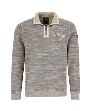 Erleben Sie unvergleichlichen Komfort und stilvolle Eleganz mit dem Hajo Herren Sweatshirt. Der farblich abgesetzte Troyerkragen verleiht diesem Sweatshirt eine raffinierte Note, die sowohl im Alltag als auch zu besonderen Anlässen überzeugt.  Dank der hochwertigen Materialien ist das Sweatshirt nicht nur atmungsaktiv und hautsympathisch, sondern bietet auch einen hohen Tragekomfort, der Sie den ganzen Tag über begleitet. Die langen Ärmel und die perfekte Passform machen es zu einem idealen Begleiter für jede Jahreszeit.  Die praktische Brusttasche mit Reißverschluss bietet Platz für kleine Essentials, während der dezente Logo Patch auf dem Ärmel das Design stilvoll abrundet. Egal, ob Sie es zur Jeans oder zur Chino kombinieren, dieses Sweatshirt verleiht jedem Outfit eine elegante Note.  Ein Muss für modebewusste Herren, die Wert auf Qualität und Stil legen. Erleben Sie Mode, die sich nicht nur gut anfühlt, sondern auch großartig aussieht. Ein zeitloses Basic, das in keiner Garderobe fehlen sollte.