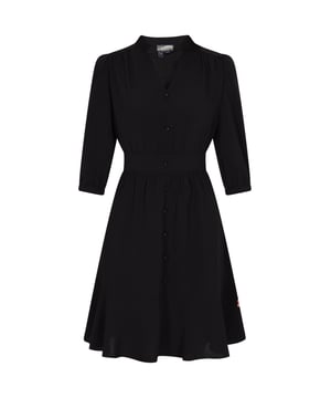 Dieses knielange Kleid zeichnet sich durch eine taillierte Taille und einen ausgestellten Rock für eine schmeichelhafte Silhouette aus. Mit einem Kragen und einer Knopfleiste strahlt es Eleganz aus. Die langen Ärmel mit Manschetten verleihen dem Kleid eine elegante Note. Die betonte Taille verstärkt die Fülle des Rocks, während ein kleines Etikett auf der linken Brustseite ein dezentes Detail zu diesem schicken Ensemble hinzufügt.  Kleid