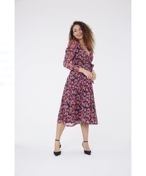 Este vestido de power mesh con escote pronunciado y forro es el equilibrio perfecto entre comodidad y estilo. Con mangas de malla fruncidas, este vestido es atemporal. Esta pieza llamativa se ajusta con un cinturón atado en la cintura y cae con facilidad sobre tus curvas. El acabado de malla elástica ligera le da a las mangas largas un look transparente y favorecedor. Combínalo con tus tacones favoritos o con zapatos planos y estarás lista para cualquier ocasión.

Exterior: 95% Poliéster, 5% Elastano
Forro: 100% Poliéster

Lavado a máquina a 30°