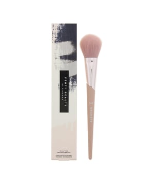 Tapered, paw-shaped brush designed to precisely bronze and contour the face with effortless blending.