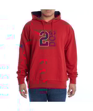 Sudadera con capucha y cremallera La Martina.

Una prenda deportiva y estilizada que combina comodidad y diseño icónico, perfecta para un look casual con identidad única.

Detalles:

- Confeccionada en tejido de algodón suave y transpirable.
- Capucha ajustable con cordones.
- Bolsillo tipo canguro delantero.
- Gráfico distintivo con el número "2" y bordados en el pecho, la manga y la espalda, representando la tradición del polo argentino
- Puños y dobladillo en punto acanalado.
- Corte over fit, diseñado para ofrecer un estilo relajado y contemporáneo.

Esta sudadera de hombre con capucha de La Martina es perfecta para quienes buscan una prenda versátil y con un diseño exclusivo, ideal para complementar cualquier outfit casual con estilo y comodidad.
 Composición: 100% Algodón
 Cuidados:
- Lavar a máquina a una temperatura máxima de 30°C.
- Utilizar detergente suave.
- No usar lejía ni blanqueadores.
- Secar a baja temperatura.
- Planchar a temperatura media por el reverso.