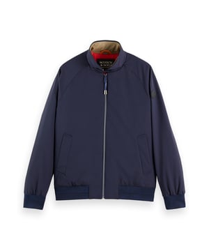 Bequeme Jacke für Herren der Marke SCOTCH & SODA. Sehr angenehm zu tragen, bequem und sportlich zugleich geschnitten. Zwei Eingrifftaschen bieten sicheren Platz für Habseligkeiten.