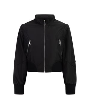 Met het dunne blousonjack van myMo geef je je outfits een kleurrijke twist. Het modieuze cropped design is gemaakt van een licht, glanzend materiaal en heeft dankzij de zichtbare naden een verfijnde uitstraling. Het overgangsjack wordt afgerond door de zakken met ritssluiting en brede geribde manchetten.  Jas