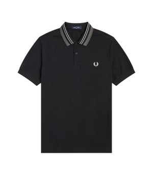 Fred Perry gestreepte kraag M1695 102 zwart poloshirt. Fred Perry zwart poloshirt. Patroon op kraag. Knoopsluiting bij de hals. Stijl: M1695 102. 100% katoen