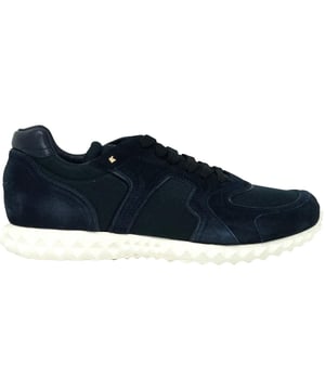 Valentino Garavani laag uitgesneden marineblauwe suède sneakers. Valentino Garavani blauwe suède leren sneakers. Vetersluiting. Rubberen zool. Gemaakt in Italië. Gemerkt op de tong met Valentino Stud Design Sole