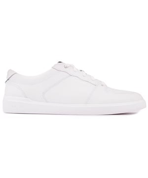 El nuevo entrenador de tenis Grand Crosscourt es un clásico. estilo cancha nítido en el exterior. con ingeniería de Cole Haan en el interior. para que estés acolchado. Pasos rebotantes y un ajuste sin esfuerzo. Con una plantilla GRANDFØAM para una amortiguación lujosa y una suela exterior liviana para mayor tracción. Sal a la ciudad con este básico de diseño moderno con un ambiente monocromático.