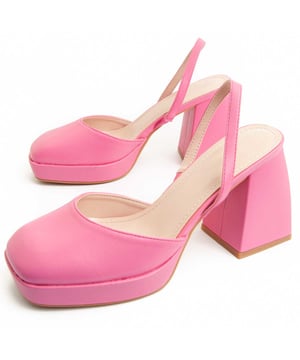 Hakken voor dames. Comfortabele pasvorm. Gefabriceerd door andere merken voor ons merk. Ongeveer afmetingen: 7 cm hak.