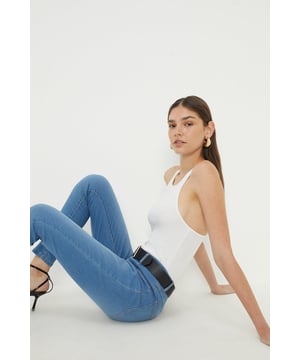 Destination denim. From classic straight leg and your favourite skinny's and jeggings to retro-inspired wide leg and tapered mom jeans, find your dream fit in our women's jeans collection. Whether you want to make a statement or looking to update your essentials, our edit of women's jeans has you covered for every mood and moment.