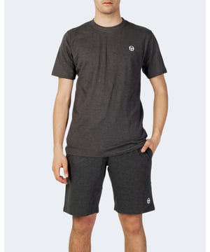 Merk: Sergio Tacchini  
Geslacht: Heren  
Type: T-shirts  
Seizoen: Lente/Zomer  
PRODUCTDETAIL  
• Kleur: grijs  
• Patroon: effen  
• Sluiting: instap  
• Mouwen: kort  
• Halslijn: ronde hals  
SAMENSTELLING EN MATERIAAL  
• Samenstelling: -100% katoen  
• Wassen: machinewas op 30°