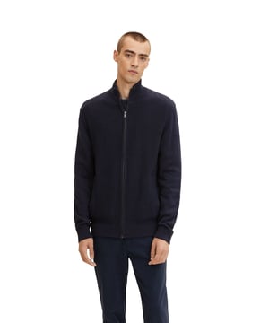 Basic-Strickjacke mit halsnahem Stehkragen, durchgehendem Reißverschluss und seitlichen Eingrifftaschen in körpernaher Passform.