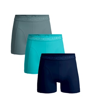 De Boxershorts/Onderbroeken van Muchachomalo zitten als gegoten en zijn gemaakt van hoogwaardig katoen. Een zachte elastische logotailleband van microvezelstof zorgt voor extra comfort. Specificaties • Normale Pasvorm • Vlakke gestikte naden voor extra comfort • Zachte Waistband met het Muchachomalo Logo Onderhoud • Wassen op 30 graden • Niet in de droger • Strijken op matig warme stand (2 stippen) Waarom Muchachomalo? Muchachomalo werkt alleen met fabrieken die BSCI en OEKO-TEX gecertificeerd zijn. Deze fabrieken hebben als doel arbeidsomstandigheden continu te verbeteren. Zij strijden voor het recht op het vormen van een vakbond, veilige werkomstandigheden en zijn tegen dwang- en kinderarbeid. Ook stellen zij consumenten en bedrijven in staat om zelf verantwoordelijke beslissingen te nemen die onze planeet beschermen voor de toekomstige generaties.