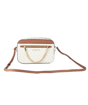 Neuf avec étiquettes attachées (100% authentique) Style:&nbsp;Michael Kors Jet Set Item Large East West Zip Chain Crossbody (Vanilla Signature/Brown) Matériau:&nbsp;Signature PVC avec garniture/bande en cuir Saffiano Caractéristiques : 1 poche extérieure zippée avec chaîne zippée, 2 poches extérieures, 2 poches intérieures, sangle réglable Mesures : 25.4 cm&nbsp;W x 15.24 cm H x 6.35 cm D &nbsp ;