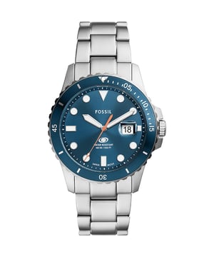Diese Fossil Fossil Blue Analog Uhr für  Herren ist das perfekte Accessoire zum tragen oder verschenken. Ihr Silber 42 mm Rund Gehäuse kombiniert mit dem bequemen Silber Armband aus  Edelstahl garantiert, dass Sie diese atemberaubende Uhr kompromisslos genießen werden. Angetrieben von einem hochwertigen Quarz Uhrwerk und wasserdicht bis 10 bars, läuft Ihre Uhr stets weiter. Eine elegante und modische Uhr, die für das tägliche Leben jedes Mannes geeignet ist. Diese analoge Uhr verfügt über eine Kalenderfunktion: Datum, leuchtende Zeiger und leuchtende Zahlen. Diese hochwertige Uhr hat ein Silber Edelstahl Band ( 21 cm Länge und 22 mm Breite) mit einer Faltschließe mit Druckverschluss Gehäusedurchmesser: 42 mm,Gehäuse Höhe: 11 mm, Gehäusefarbe: Silber, Zifferblattfarbe: Blau