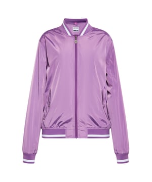 Entdecken Sie die Collegejacke, eine elegante Bomberjacke mit zentralem Frontreißverschluss und Stehkragen für einen modernen Look. Dieses leichte Stück verfügt über lange Ärmel mit elastischen Bündchen, zwei Vordertaschen mit Knopfverschluss und einen elastischen Saum. Hergestellt aus einem glatten Stoff mit dezentem Glanz.  Collegejacke