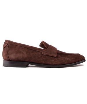 Sie können Ihren besten Fuß nach vorne mit Leichtigkeit in diesen Adlerrs Loafers von Ted Baker setzen. Hergestellt aus weichem und luxuriösem Wildleder, diese Schuhe Slip auf leicht für eine bequeme Passform und tragen den ganzen Tag lang. Mit einem genähten T Branding auf der Ferse, eine Harz-Sohle für Haltbarkeit, und eine mandelförmige Zehe für einen klassischen Look, bieten diese Loafer eine robuste noch modischen Look.