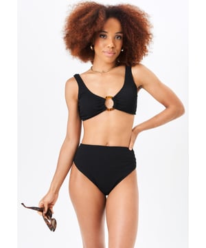 Haga alarde de su sentido de la moda con nuestra parte inferior de bikini texturizada de cintura alta. Esta braga elegante y con estilo presenta un diseño de cintura alta que acentúa tus curvas y te brinda una silueta favorecedora. Confeccionado con tejido texturizado, añade un toque de lujo a tu look playero.