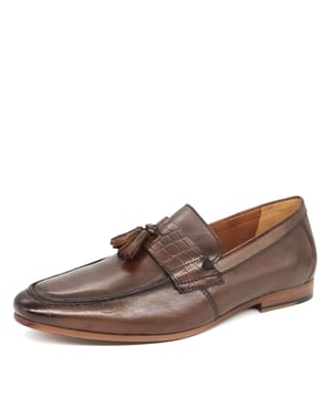 Elevate the everyday with Barking, a timeless loafer in high quality leather, complete with textured trims and tassel detailing for a trend-led touch.