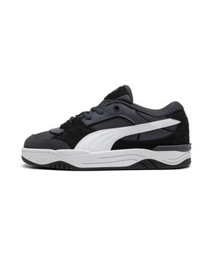
Ontdek de veelzijdigheid van de PUMA sneakers: een laag model, ontworpen voor jongens, dames en heren. Deze comfortabele schoenen bieden een frisse, sportieve uitstraling die past bij jouw actieve dag. Met de betrouwbare kwaliteit van PUMA weet je zeker dat je schoenen draagt die zijn ontwikkeld voor dagelijks gemak en stijl.


 De PUMA sneakers zijn een uitstekende keuze voor uiteenlopende activiteiten, van een ontspannen wandeling tot een drukke dag in de stad. Dankzij het **lage model** geniet je van flexibiliteit en bewegingsvrijheid. Het **uitneembare voetbed** zorgt voor extra comfort: je kunt het makkelijk vervangen of luchten, wat bijdraagt aan het frisse gevoel tijdens het dragen. Door het ademende ontwerp blijven je voeten koel, zelfs tijdens langere momenten van gebruik. Ideaal voor wie op zoek is naar gemak, onderhoudsvriendelijkheid en een tijdloze look gecombineerd in één sneaker.


 
  Geslacht: Jongens, Heren, Dames
 
 
  Hoogte: Laag
 
 
  Uitneembaar voetbed: Ja