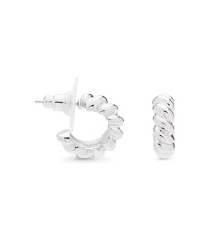 Aros tomven acabado en rodio. Essential encarna la sencillez refinada, piezas atemporales con líneas suaves y el brillo adicional de las circonitas. Joyas básicas sin pretensiones que son perfectas para el uso diario, pero también pueden funcionar en ocasiones especiales.