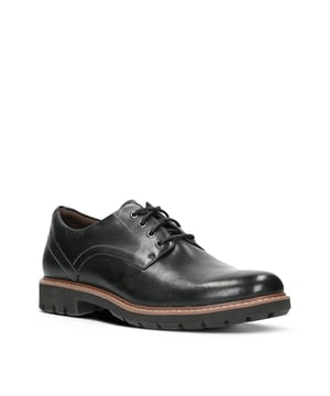 Batcombe Hall, zapatos para hombres, cuero negro: estos zapatos para hombres se unen a una parte superior de derby con una unidad de suela de goma ligera con tachado visible para crear zapatos casuales de vestir para el propósito que se pueden usar durante los meses de invierno. Hecho a partir de un cuero negro premium y con costuras auténticas, estos zapatos de cordón también incluyen nuestra tecnología Cushion Plus ™ para una comodidad duradera.