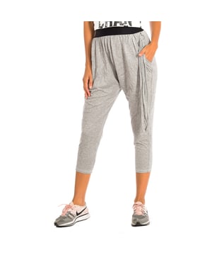 Pantalón Corto Deportivo Zumba. 
Color Gris
Diseño Harem.
Cintura elástica.
Bolsillos laterales.
Gráficos con motivos de la marca.
Tejido suave que proporciona comodidad durante todo el día.
Costuras vistas a tono.

Composición:  50% Algodón, 50% Modal.

-Utilizar lavadora a temperatura máxima 30º .
-Utilizar secadora.
-Puede utiliza Lejía.
-Plancha  a temperatura máxima 110º.