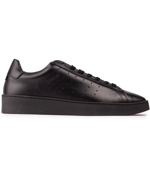 La zapatilla SOLE Lab Zinc es una zapatilla de cancha elegante y cómoda, perfecta para el uso diario. Con una parte superior de cuero negro suave con un detalle de marca en el talón, forro de cuero y plantilla de cuero y sutiles detalles de perforaciones en el costado, estos zapatos deportivos para hombre completamente negros son ideales para completar tus looks elegantes e informales y tus conjuntos de ropa urbana.