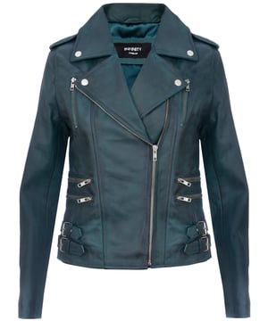 Maak kennis met ons bestverkochte bikerjack met dubbele rij knopen, een toonbeeld van stijl en functionaliteit. Deze jas is met precisie vervaardigd en is ontworpen om je garderobe te verfraaien met zijn gestroomlijnde kenmerken en silhouet, zodat je moeiteloos opvalt. Dit is waarom het een must-have is:  
 Onderscheidend stijlvol: Het gestroomlijnde ontwerp van de jas creëert een aparte en modieuze uitstraling die perfect is voor iedereen gelegenheid.
  
 Voldoende opbergruimte: Met meerdere zakken met rits aan de aan de voorkant voegt deze jas niet alleen karakter toe, maar biedt hij ook extra opbergruimte voor je essentiële spullen.
  
  Flamboyante details: De breed ingekerfde revers en schouderepauletten zorgen voor een vleugje flamboyantie en worden stevig vastgemaakt met drukknopen voor een gepolijste look.
  
 Getailleerde pasvorm: Gesplipjes op de heupen zorgen voor een comfortabele, taps toelopende pasvorm, waardoor je silhouet wordt geaccentueerd, aangevuld met de slanke pasvorm van de jas ontwerp. CKleurvariëteit: Verkrijgbaar in een breed scala aan kleuren, u kunt degene kiezen die bij uw persoonlijke stijl past.  Deze jas is gemaakt van 100% premium ultrazacht nappaleer en gevoerd met een premium polyestermix en biedt zowel luxe als comfort. Met een niet-gecentreerde YKK-ritssluiting is deze jas even functioneel als stijlvol, waardoor het een veelzijdige toevoeging aan je garderobe is