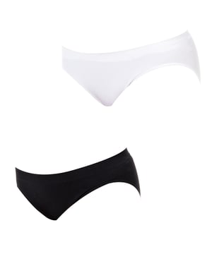 Pack de dos braguitas de talle bajo, confeccionadas en algodón elástico.
Cinturilla elástica tono.
Tejido elástico y transpirable.
Forro interior a tono.
Costuras vistas a tono.
 Composición: 95% Algodón, 5% Elastano
 Cuidados:
Cuidados:
- Lavar a temperatura máx. 40º.
- No usar lejía.
- No usar secadora.
- No planchar.
- No lavar en seco.